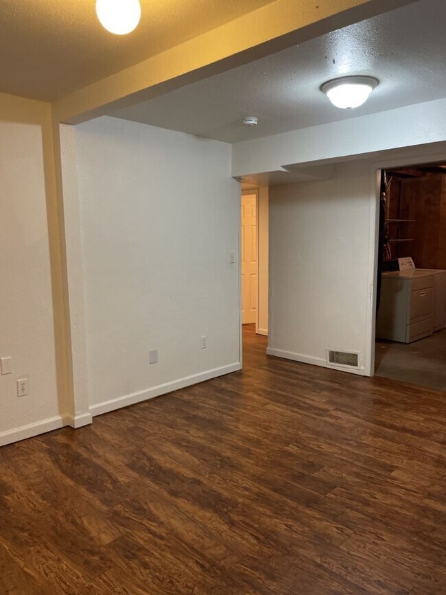 Building Photo - Start a Lease by 4/17 and get $250 off 1st Month!