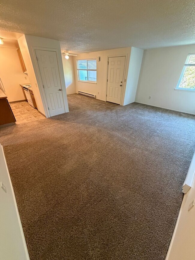 Building Photo - (858) Fox Fire - 2 Bedroom / 1 Bathroom