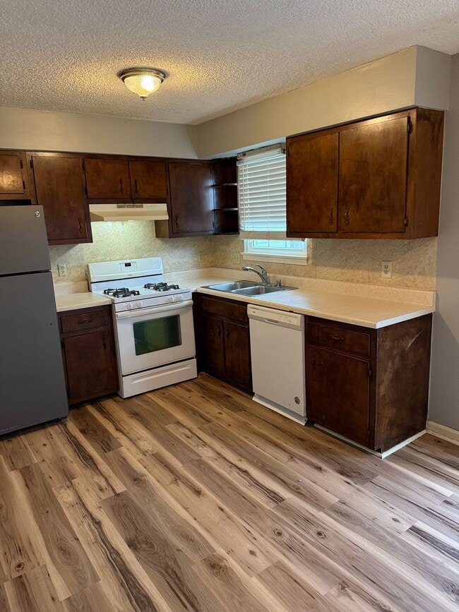 Building Photo - 132 Pebble Ct