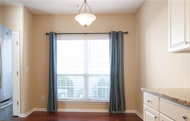 Building Photo - 558 Lullingstone Dr SE