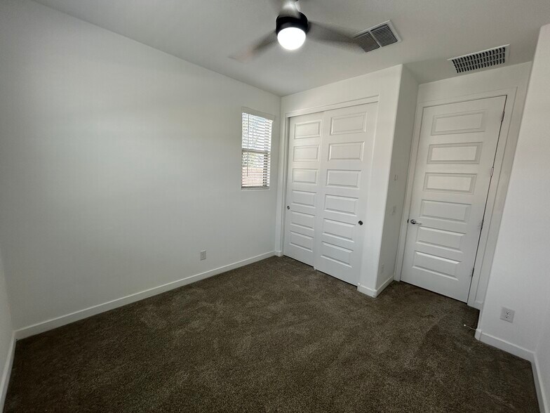 Building Photo - 2521 E Athena Ave