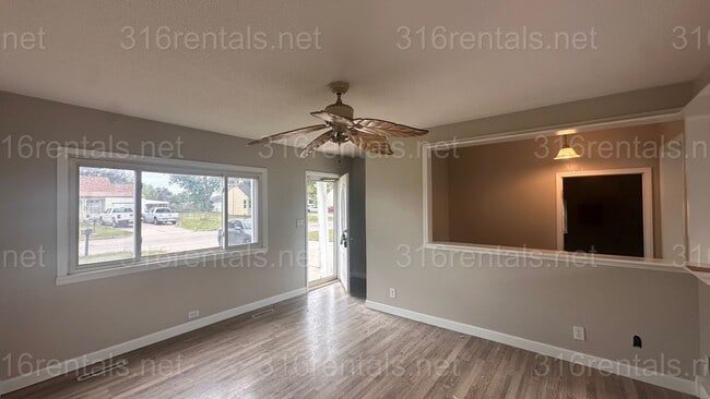 Building Photo - $1195 - 2 bed 1 bath w/ BONUS room and bas...