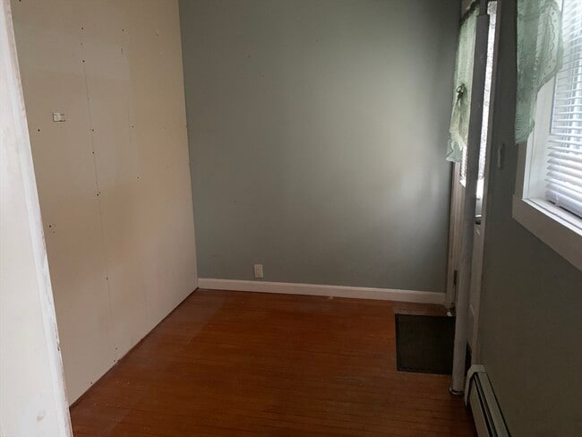 Building Photo - 293 Linden St