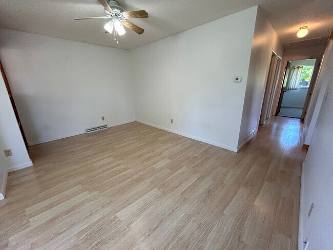 Building Photo - 5 Bed 2 Bath Home with 2 Car Attached Gara...