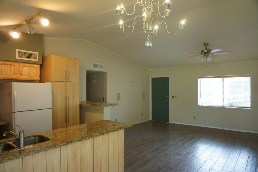 Building Photo - 3304 S Parkside Dr