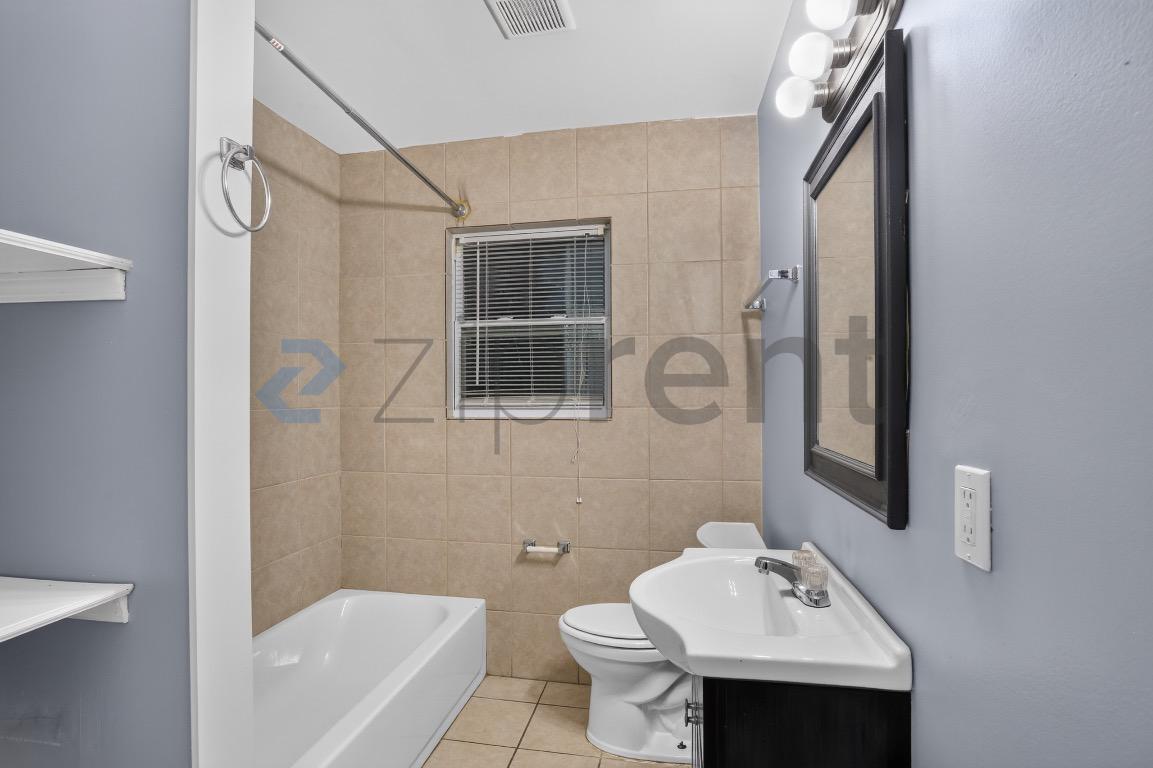 Building Photo - Unit B