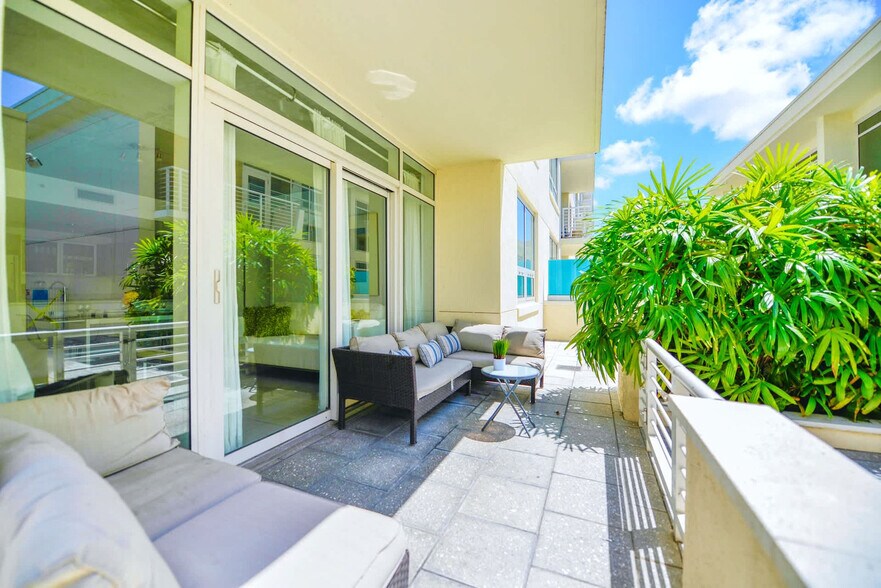 Building Photo - 3250 NE 1st Ave