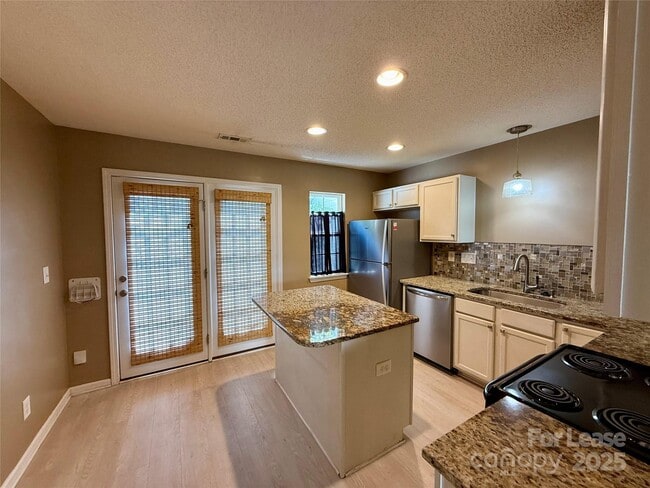 Building Photo - 10879 Holly Ridge Blvd