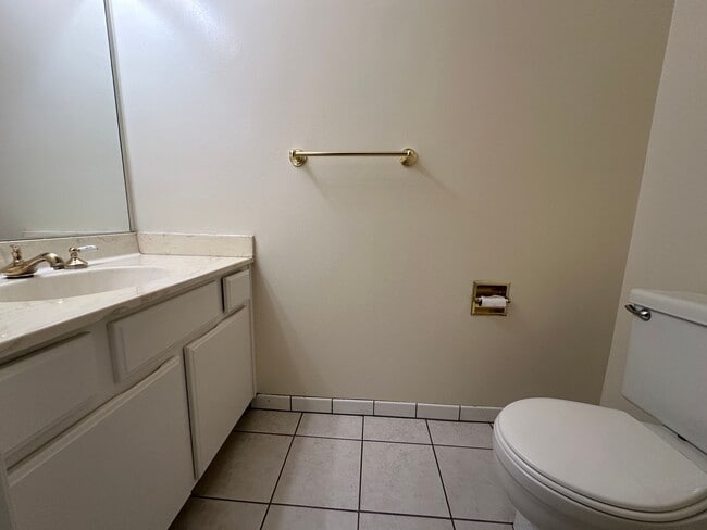 Building Photo - Bright and Spacious 2 Bedroom 2.5 Townhouse in Desirable Terrace Hills Community