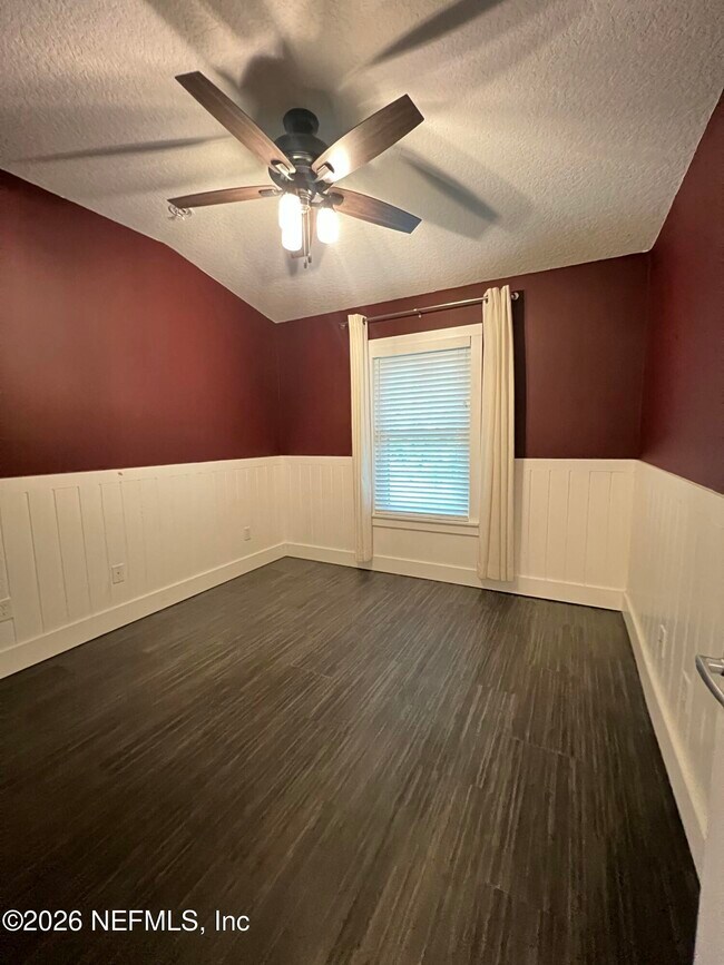 Building Photo - 1115 Main St