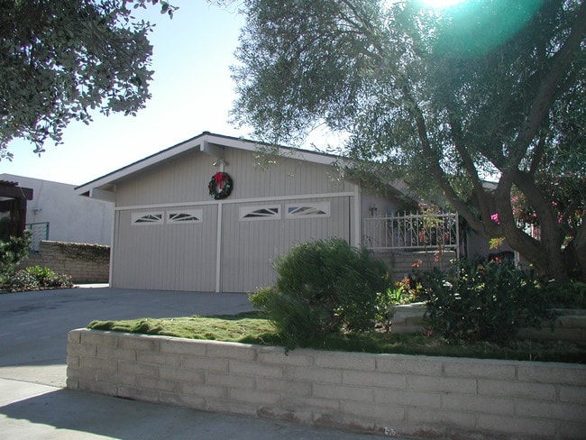 Building Photo - 809 N Paulina Ave