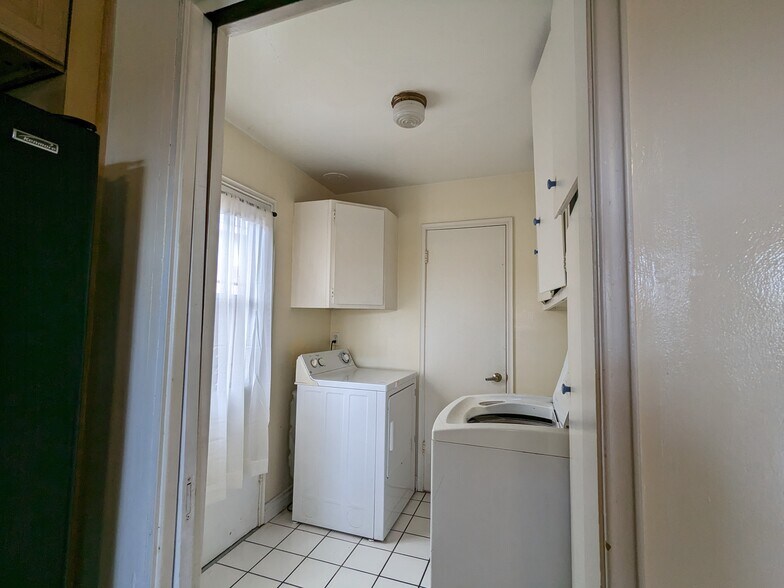 Building Photo - 15666 Hesse Dr