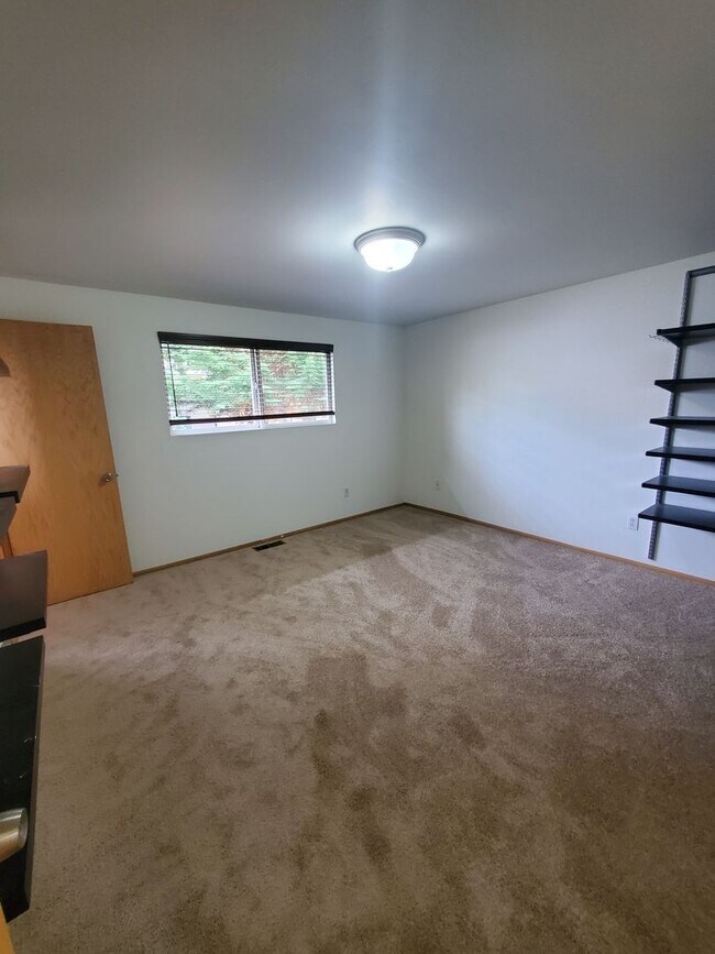 Building Photo - Kingsgate Home on Private Corner Lot