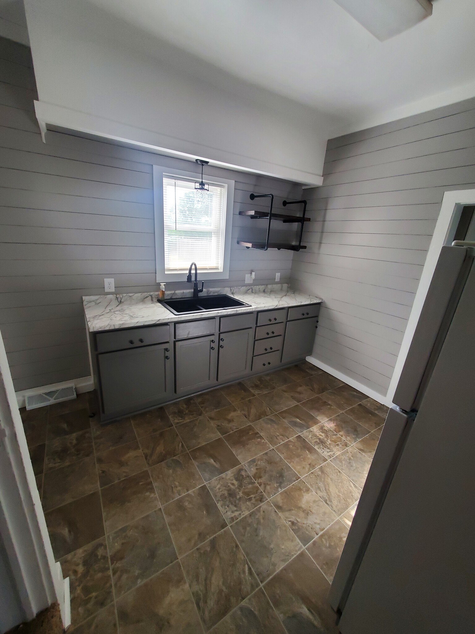 Shiplap Kitchen - 507 1st St NE