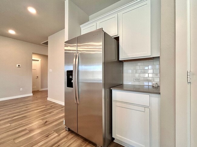 Building Photo - Move-In Ready Home with Open Layout & Outdoor Entertaining Space