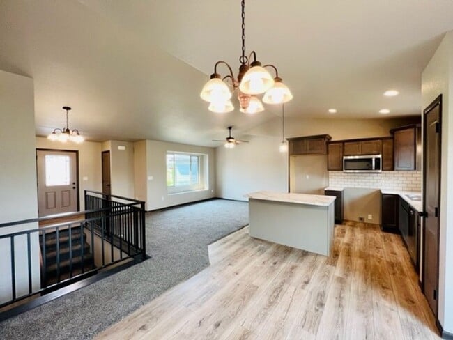 Building Photo - ~ APPLICATIONS PENDING ~ NEWER 4 Bedroom, ...