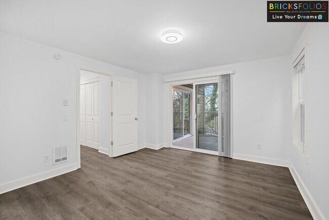 Building Photo - Nestled in the serene Eastgate neighborhood, Bellevue!