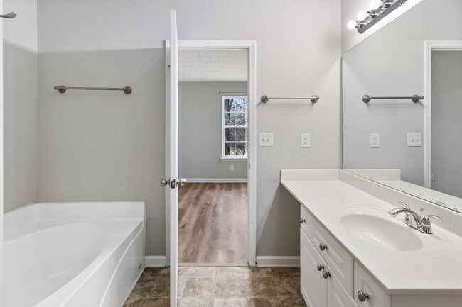 Building Photo - 2/2.5 Townhome in Great Flowery Branch loc...
