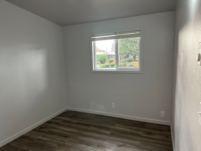 Building Photo - Beautifully updated 2 bedroom 1 bath duple...