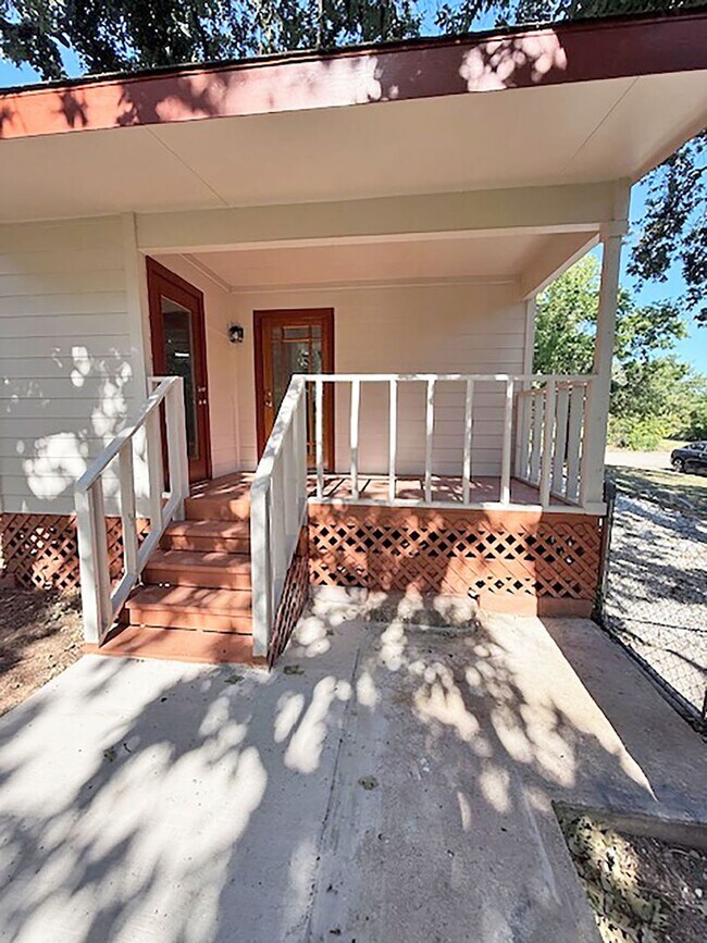 Building Photo - NIce 2 Bdrm 1 Bath Home near UNT and I-35E...
