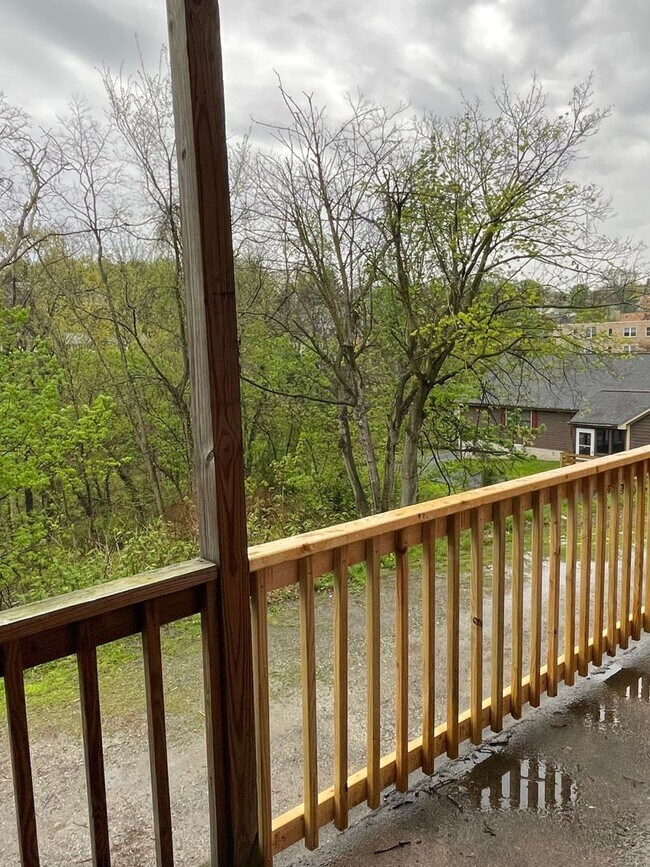 Building Photo - Updated 1 Bedroom with Deck and Garage space!