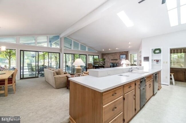 Building Photo - 5 br, 4.5 bath House - 110 Castle Hill Ct