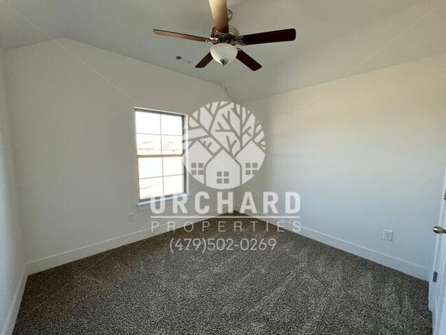 Building Photo - Single-Family Home- Desirable Huntley Plan