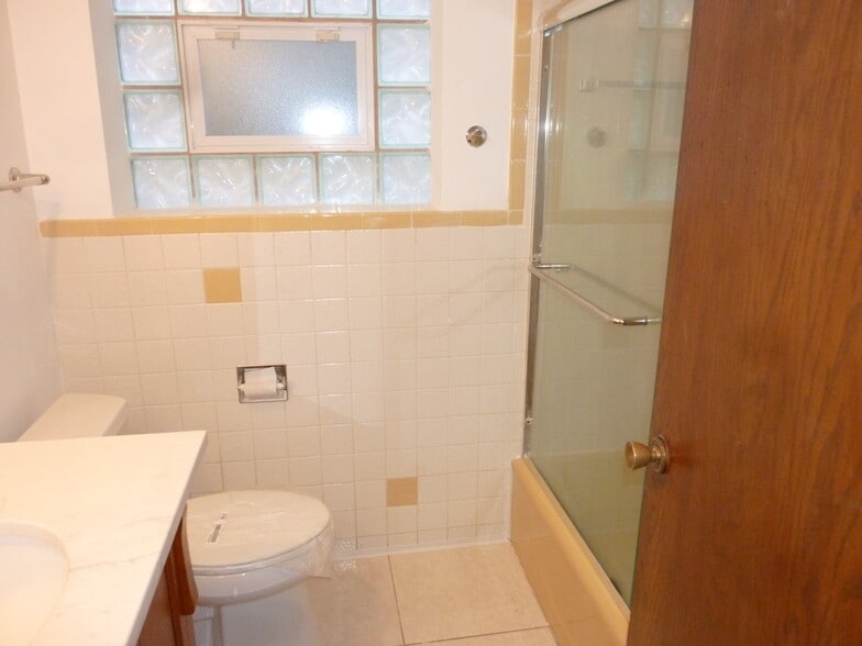 Bathroom - 5004 W Montrose Ave