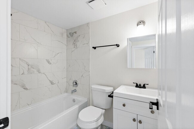 Building Photo - 407 Sarah St