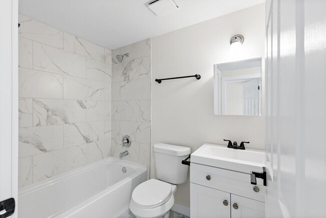 Building Photo - Updated 1 Bedroom / 1 Bathroom Apartment - Close to Campus