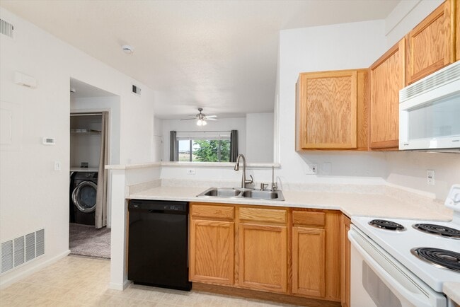 Building Photo - 905 S Zeno Way