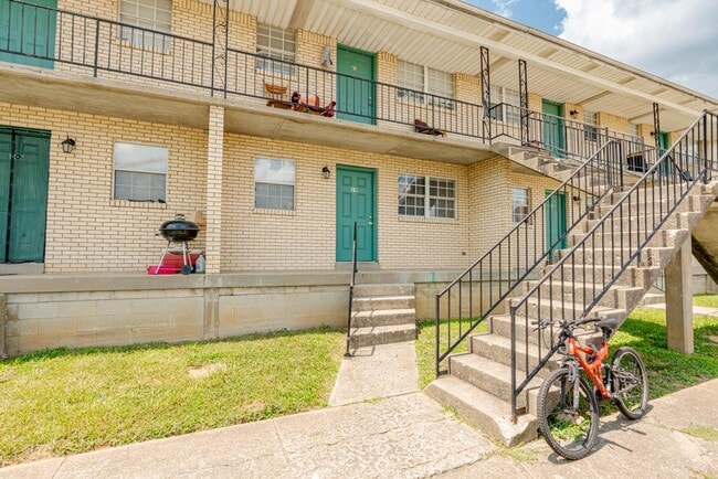 Building Photo - 209 N Woodland Dr