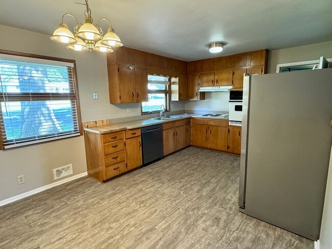 Building Photo - Spacious, Private Retreat in the Heart of the City