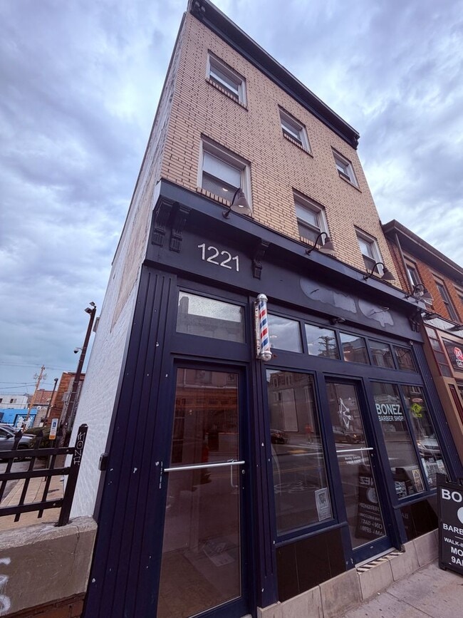 Building Photo - 1221 E Carson St