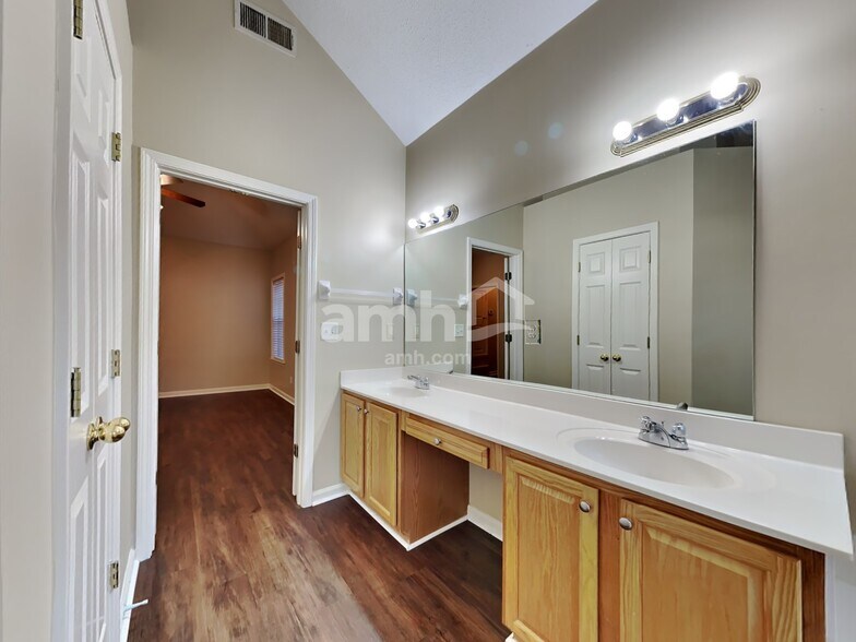 Building Photo - 9141 Chastain Pl