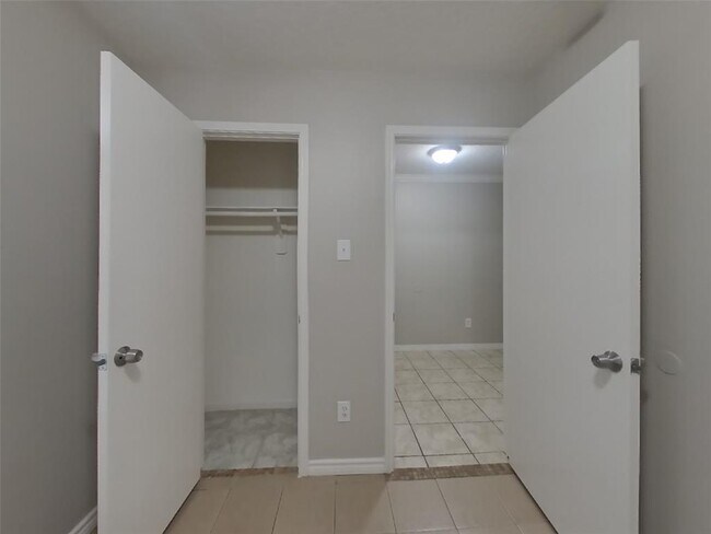Building Photo - 1043 Somercotes Ln