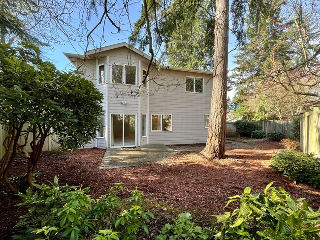 Building Photo - Edmonds 3bed 2.5 House with large yard clo...