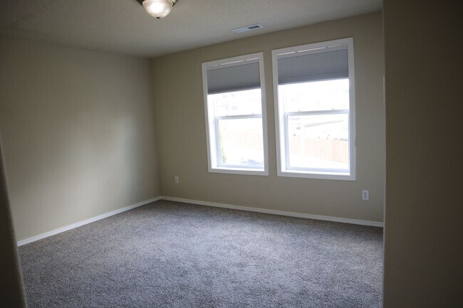 Building Photo - 9507 NE 39th Ave