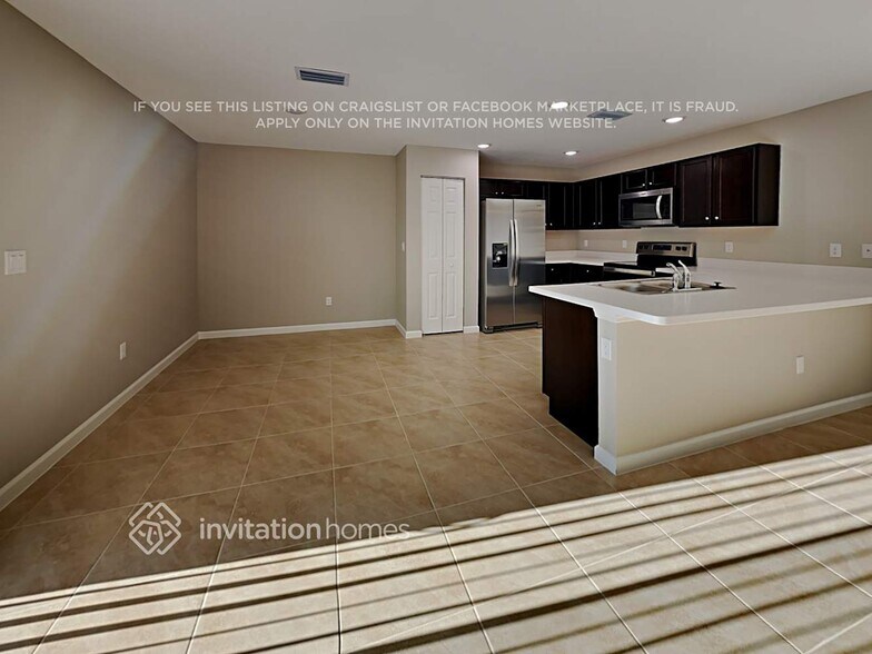 Building Photo - 560 SW Nagle Pl