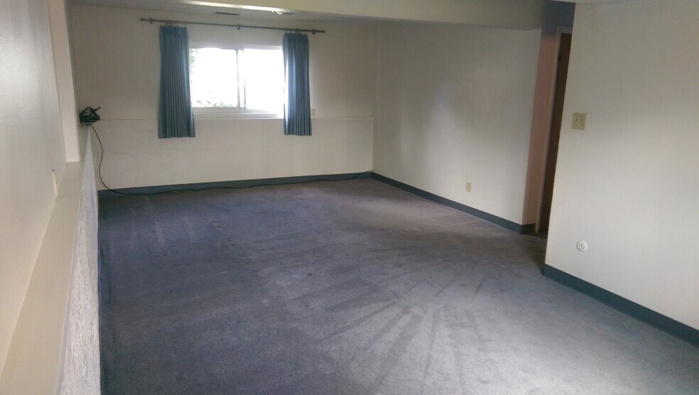 Building Photo - 2228 Fernwood Drive