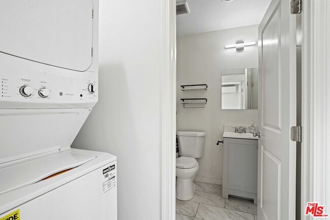 Building Photo - 6723 Sheltondale Ave