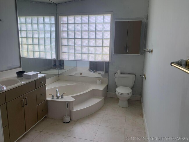Building Photo - 11585 N Quayside Dr