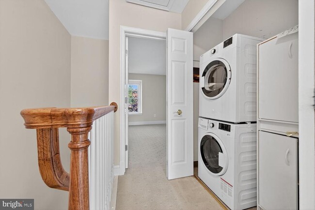 Building Photo - 3291 Sutton Pl NW