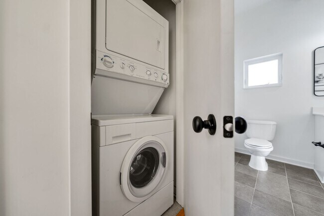 Building Photo - Downtown Durham 1bd/1ba Top Floor Corner Unit Condo!