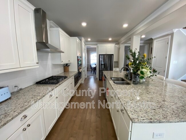 Building Photo - 6562 Creekview Cir