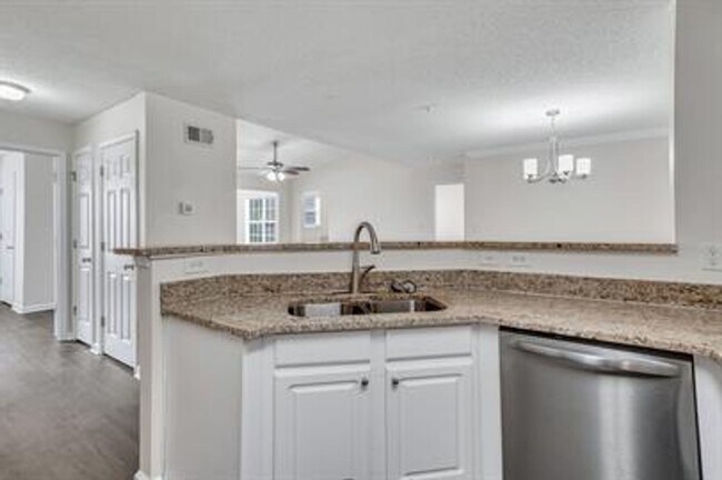 Building Photo - RATE DROP ALERT (was $2100/month) AND SUMM...
