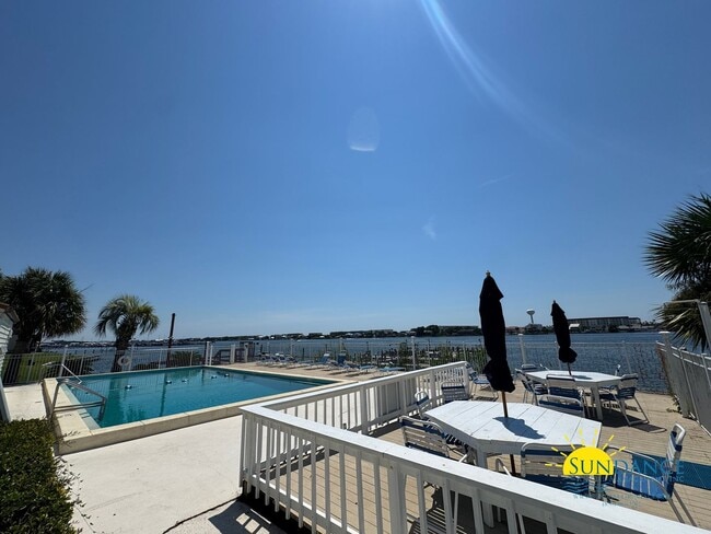 Building Photo - Waterfront 1-Bedroom Condo in FWB – Stunni...