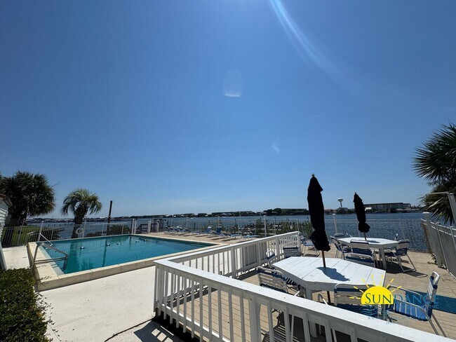 Building Photo - Waterfront 2 Bedroom Condo in Fountainhead!
