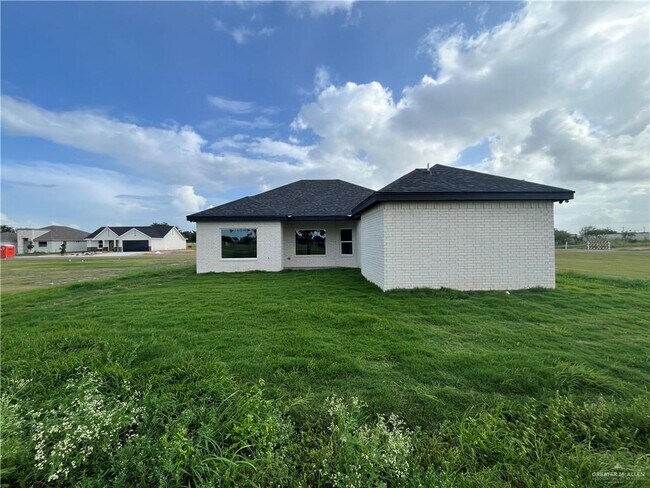 Building Photo - 14 Fairway Dr