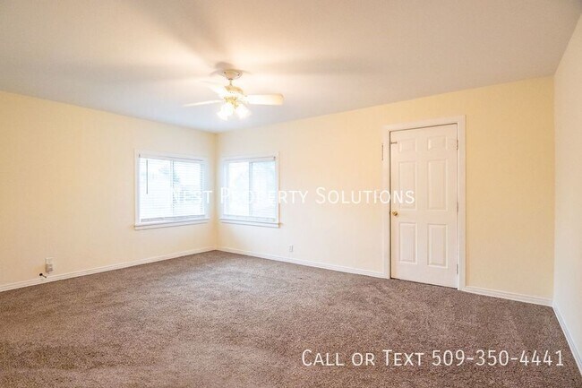 Building Photo - 3004 W Lakeside Dr